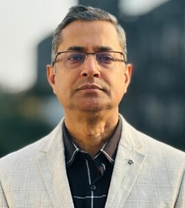 Dr. Maneesh Aggarwal, Senior Cataract & Eye Surgeon at Param Jyoti Eye Center, Ghaziabad, renowned for advanced eye care and cataract surgery